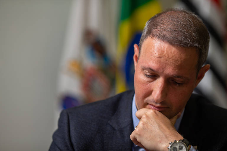 Logo após assumir o cargo como secretário, no início de janeiro, ele se envolveu na primeira polêmica, ao falar em entrevista ter encomendado um estudo sobre a efetividade do Olho Vivo, o programa de instalação nas câmeras nas fardas dos policiais