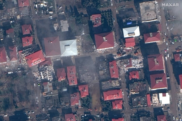 Destruição em bairro da cidade de Islahiye, na Turquia, após terremoto