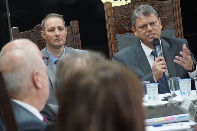 Assim, o governador Tarcísio de Freitas (ao lado de Derrite na imagem) entrou na discussão e negou que vá alterar a questão das câmeras, mas afirmou que não há 'desalinhamento' com o secretário