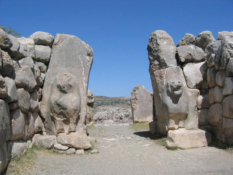 Portão dos Leões no muro de pedra que circunda a antiga cidade de Hattusa, a capital do Império Hitita, na Turquia