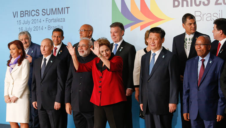 A presidente Dilma Rousseff ao lado dos presidentes e chefes de governo dos Brics. Da esq. para a dir: Cristina Kirchner (Argentina), Vladimir Putin (Rússia), Narendra Modi (Índia), Xi Jinping (China), Jacob Zuma (África do Sul),