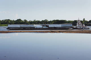 Balsa transportando carretas navega pelo rio Amazonas (AP)