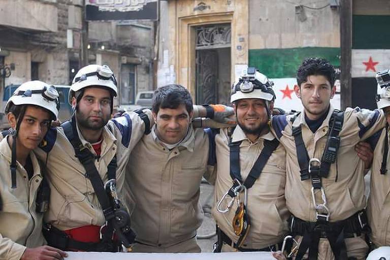 O coordenador dos Capacetes Brancos da província de Aleppo, Ammar al-Salmo, ao centro