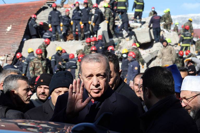 O presidente turco, Recep Tayyip Erdogan, visita região arrasada por terremoto na província de Kahramanmaras