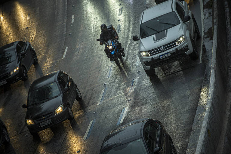Veja fotos de motociclistas na faixa azul da avenida 23 de maio
