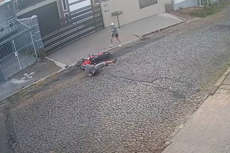 Homem cai de moto ao tentar passar mão em mulher e é indiciado
