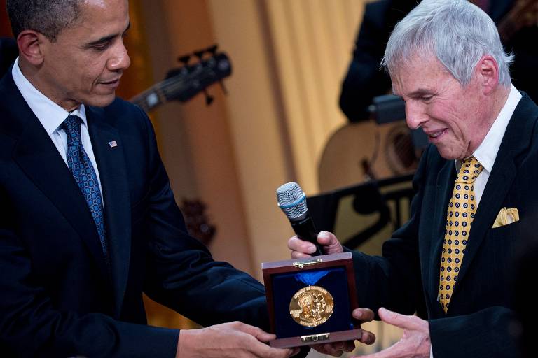 Burt Bacharach recebe o prêmio Gershwin do então presidente dos Estados Unidos, Barack Obama, em 2012