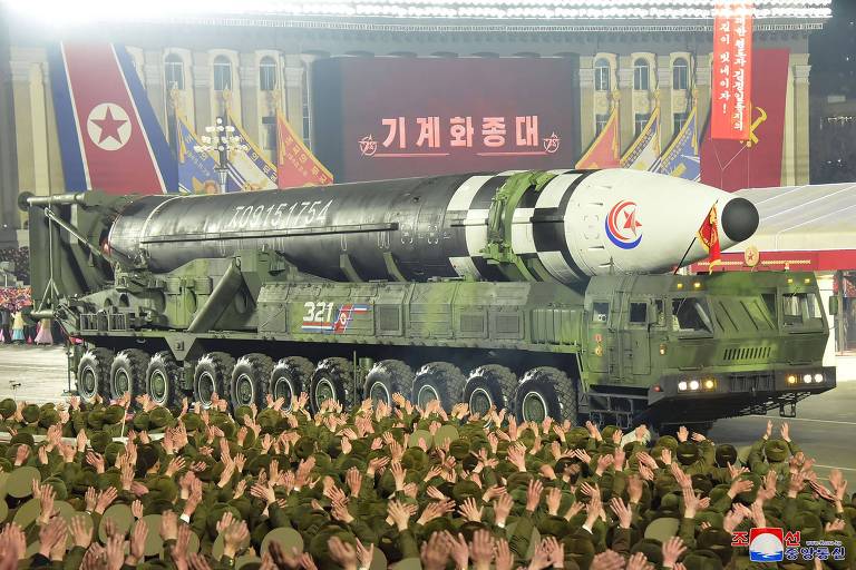 Kim Jong-un mostra poder de fogo e volta a aparecer com filha em desfile militar