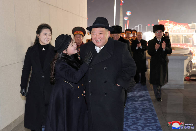 Kim Jong-un, líder norte-coreano, comparece a parada militar ao lado da filha Ju-ae e da esposa, Ri-sol, em Pyongyang