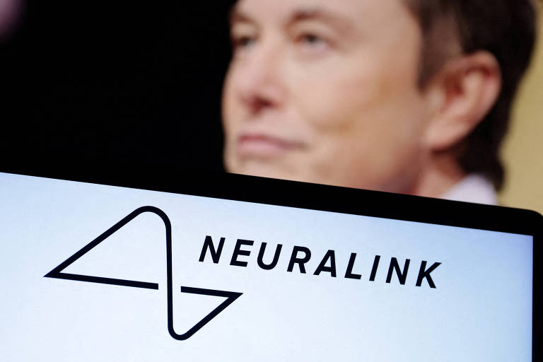 Logomarca da empresa Neuralink em primeiro plano e o empresário norte-americano Elon Musk ao fundo