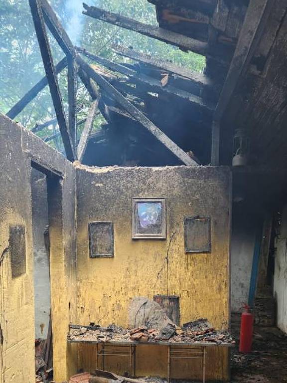 Imagem colorida mostra parte do interior do imóvel destruído após incêndio