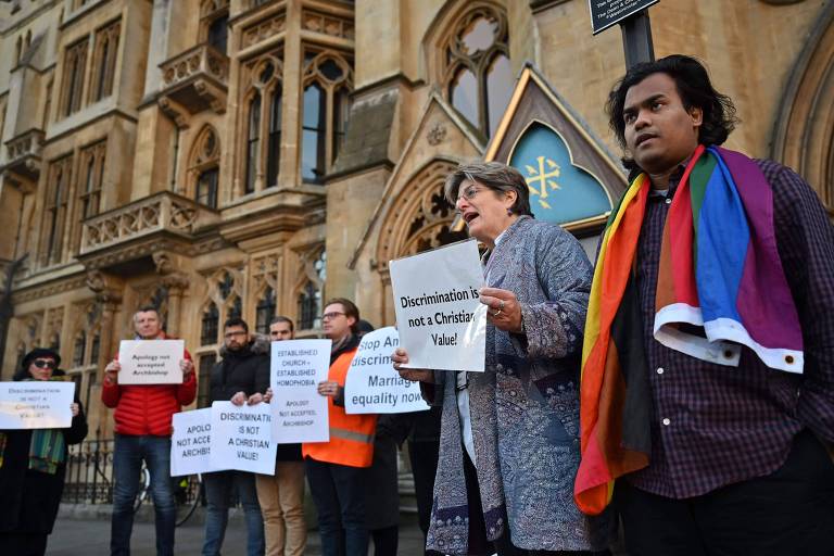 Manifestantes pelos direitos LGBTQIA+ do lado de fora do local onde ocorreu o sínodo da Igreja Anglicana, em Londres