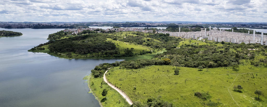 A esquerda a represa Billings e a direita imagem aérea do Parque dos Búfalos, com vegetação e trilha. Ao fundo da imagem é possível observar construções populares
