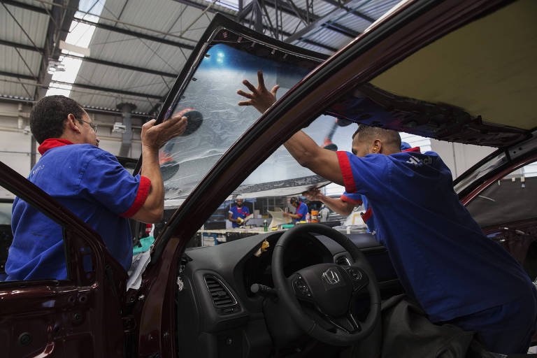 Funcionários trabalham na blindagem de veículo em empresa de São Paulo; estado tem 80% da procura por serviço
