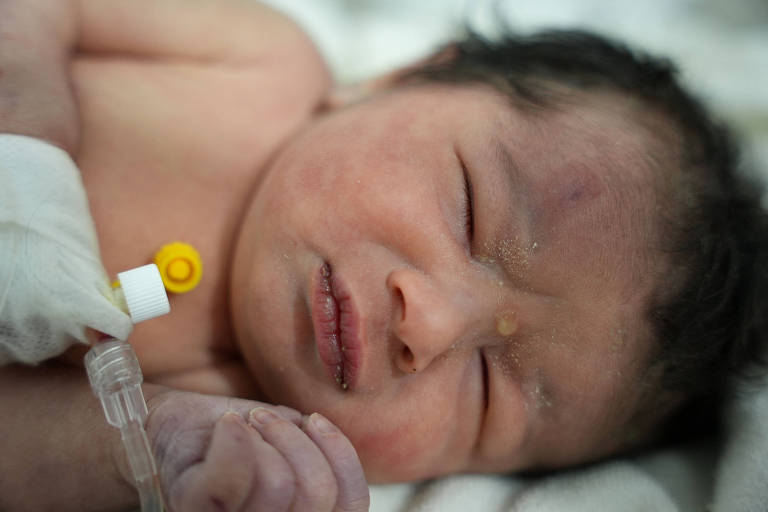 A bebê Aya, que nasceu sob os escombros de um prédio na Síria