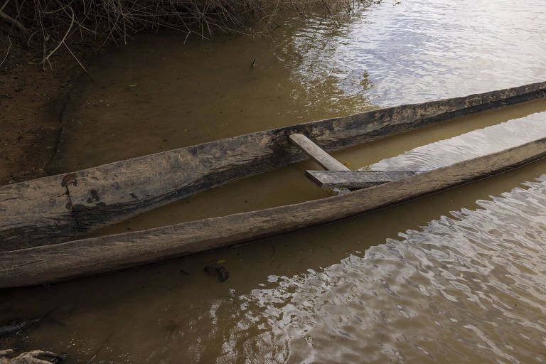 Canoa usada para pesca pelos indígenas no Boqueirão, às margens do rio Uraricoera. A presença dos 20 mil garimpeiros na região alterou a realidade até mesmo em outros 11 territórios tradicionais, que também dependem de rios para a subsistência