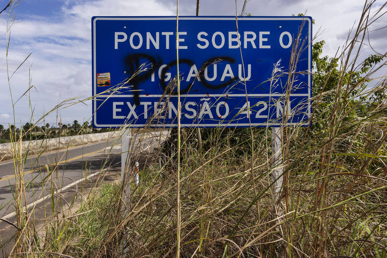 Os indígenas temem ainda a ação de facções criminosas, como o PCC (Primeiro Comando da Capital), que chegaram ao garimpo na terra yanomami e picharam placas da região