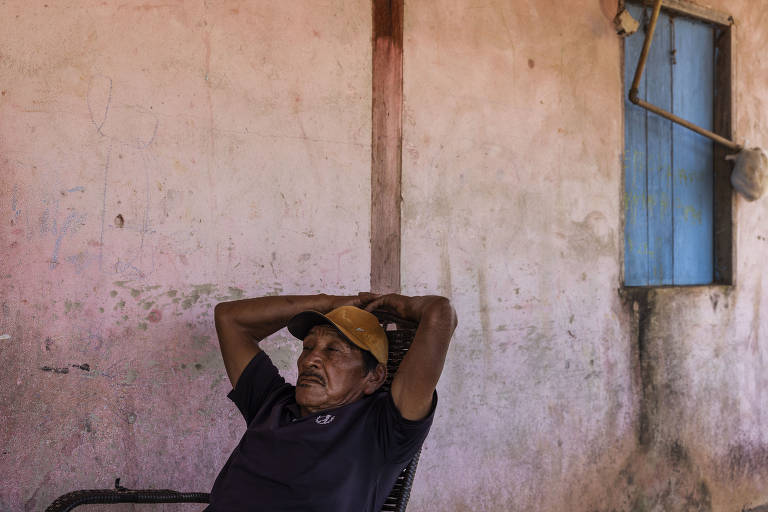 Líder macuxi Cosme da Silva Viriato descansa em sua casa na comunidade Boqueirão. O tráfego intenso de carros pesados do garimpo, carregados com maquinário e galões de combustível, destruiu as estradas e pontes de acesso