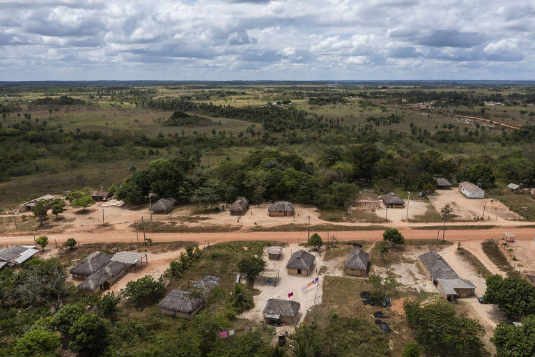 A estrada usada como rota de abastecimento dos garimpos ilegais da Terra Indígena Yanomami cruza a comunidade Boqueirão. Os povos macuxis possuem cerca de 33,6 mil indígenas em territórios no Roraima, Guiana e Venezuela. No Brasil há 140 aldeias 