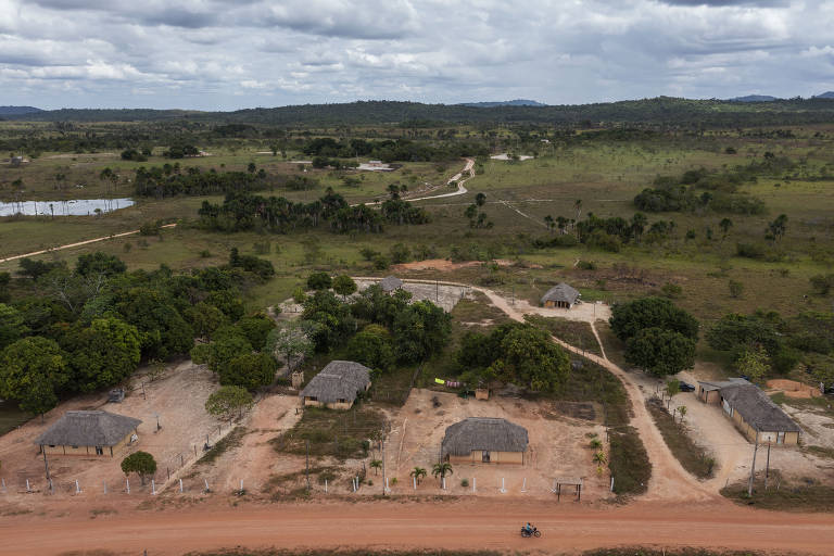Vista aérea da comunidade Boqueirão. Grupos de garimpeiros passaram a se instalar na terra macuxi, com a aceitação de famílias cooptadas para atividades relacionadas ao garimpo. Isso alimentou divergências inconciliáveis dentro da comunidade