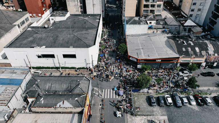 Aglomeração de dependentes químicos faz lojista deixar centro de São Paulo