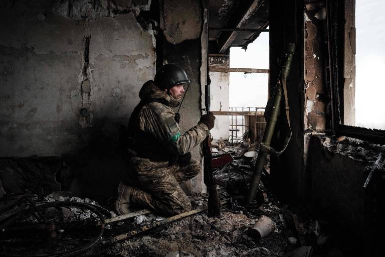 Membro da Guarda de Fronteira ucraniana em posição na arruinada cidade de Bakhmut, em Donetsk