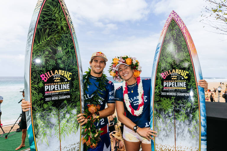 Jack Robinson e Carissa Moore levam a etapa de Pipeline no Havaí