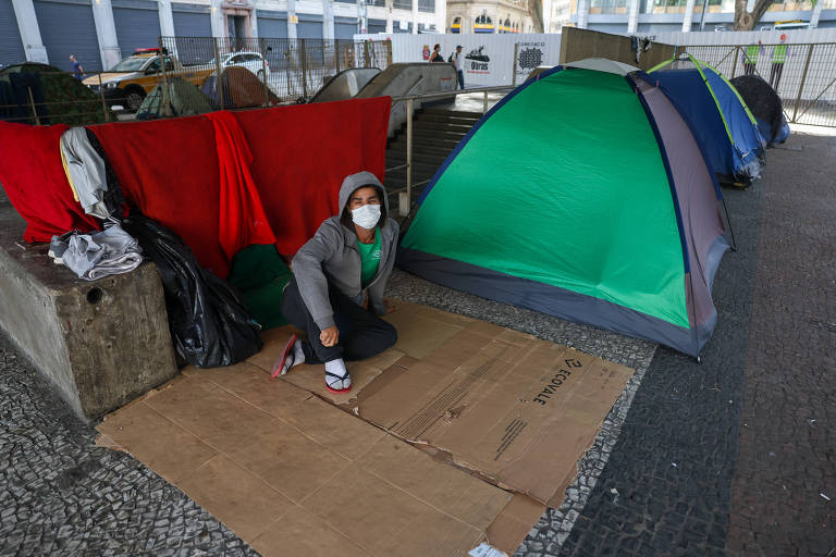 Carlos Roberto Jorge de Souza, 39, hoje dorme sobre um pedaço de papelão na praça do Patriarca, no centro de São Paulo; na semana passada funcionários da prefeitura levaram sua barraca e roupas que estavam no local