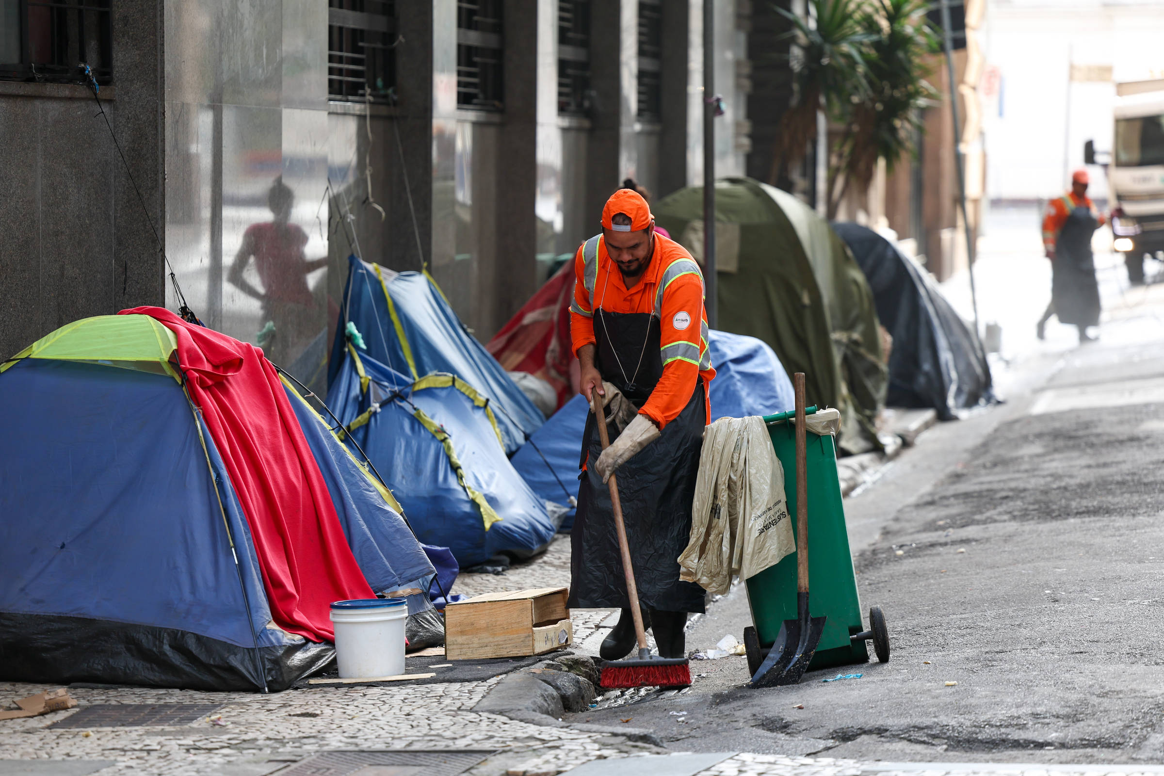 Prefeitura amplia operações de fiscalização e limpeza na Praça da Sé —  Prefeitura