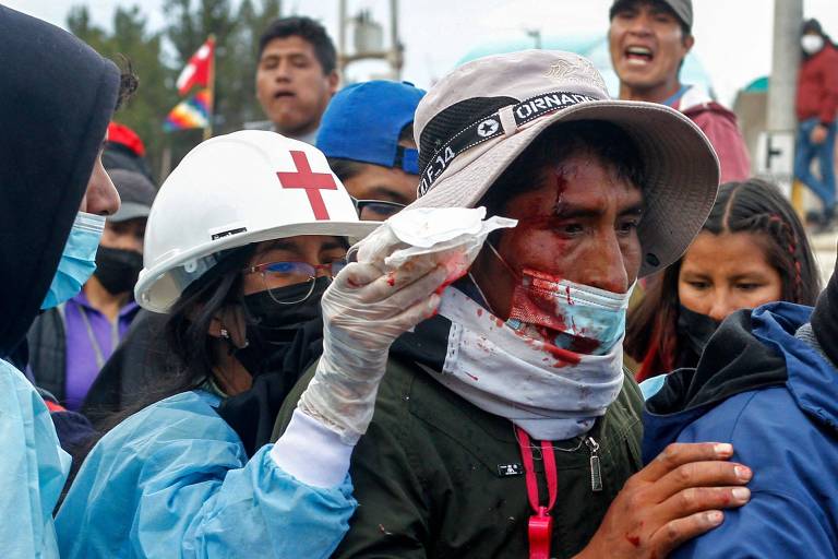 Manifestante ferido em Juliaca, na província de Puno, no sul do Peru, nesta quinta-feira (9)