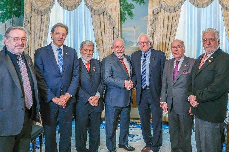 O presidente Luiz Inácio Lula da Silva (PT) cumprimenta o senador americano Bernie Sanders ao lado de membros da comitiva brasileira em viagem aos EUA
