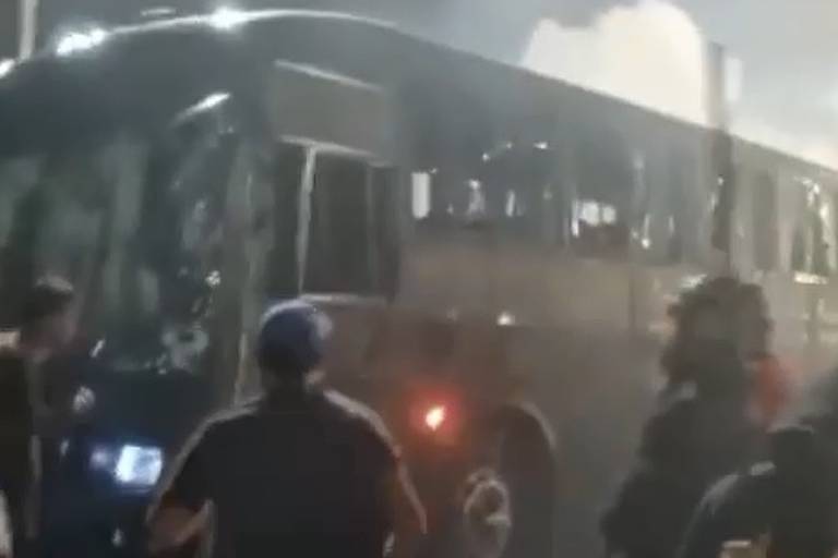 Torcedores do Palmeiras depredam ônibus usado para o transporte de corintianos
