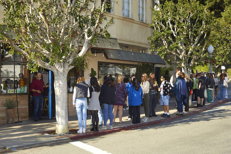As pessoas esperam sua vez por uma mesa no Beachwood Cafe em Los Angeles
