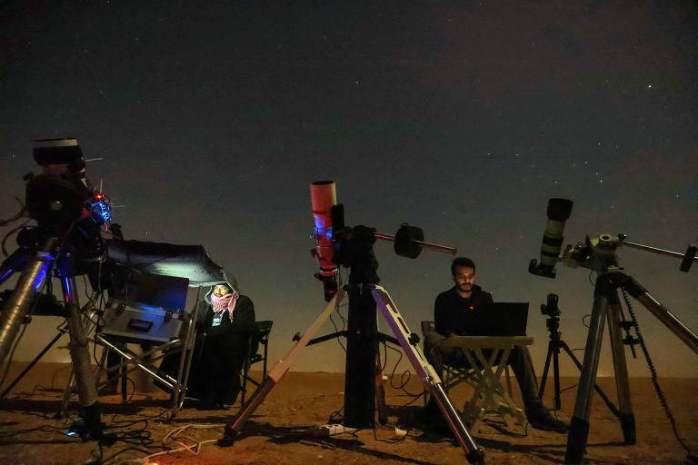 Astrofotógrafos durante observação do cometa C/2022 E3 (ZTF), no Kuwait