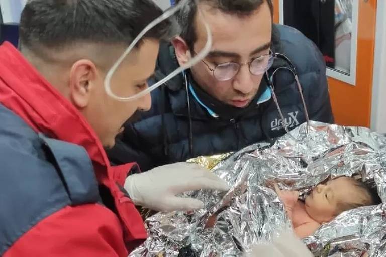 Recém-nascido e mãe são salvos após 4 dias sob escombros de terremoto na Turquia