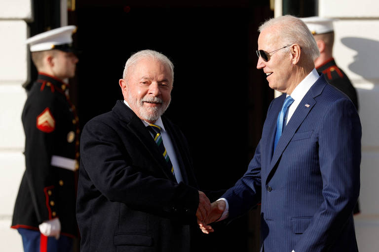 O presidente Lula cumprimenta o homólogo americano, Joe Biden, em Washington