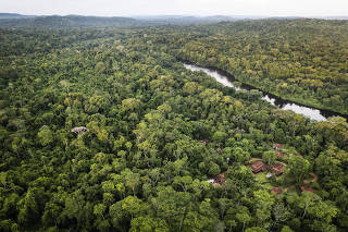 Especial Turismo. Santuario Amazonico: Rio Vista do  hotel  Cristalino Lodge  ao lado do rio Cristalino na floresta amazonica. Lodge eh uma RPPN (Reserva Particular do Patrimonio Naciona) localizado na na amazonia matogrossense quase divisa com Estado do Para)