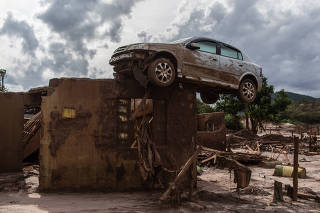 Carro arrastado pela lama da barragem de Fundão, em Mariana (MG)