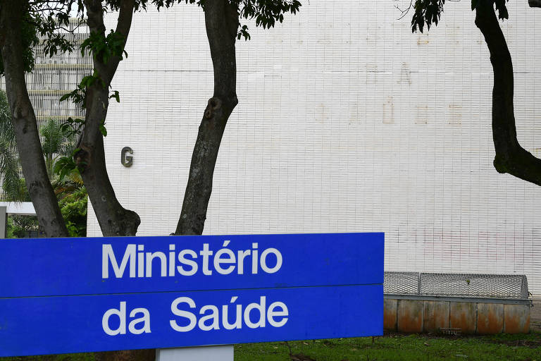 Placa com o nome do Ministério da Saúde em frente ao prédio onde funciona a pasta