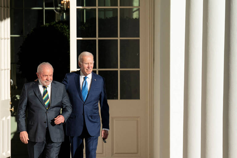 Os presidentes Lula e Joe Biden caminham pela Casa Branca, em Washington
