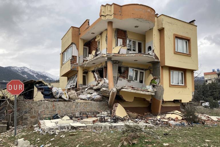 Terremoto esmaga cidade na Turquia e transforma prédios em montes de areia