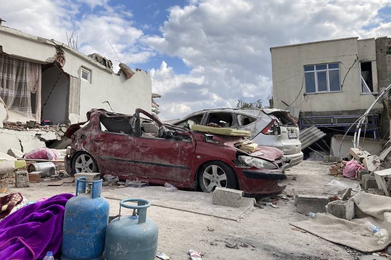Terremoto reduz à metade cidade de 40 mil habitantes na Turquia