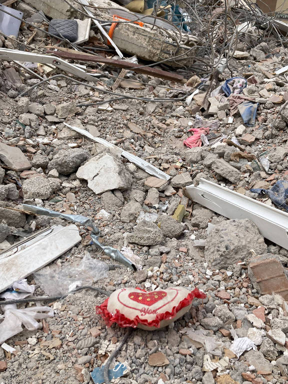 Almofada em formato de coração de moradores atingidos por terremoto de magnitude 7,8 na cidade de Nurdagi, na Turquia