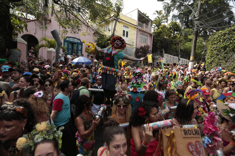 Foliões desfilam no bloco Céu na Terra, no Rio de Janeiro, durante fim de semana de pré-Carnaval