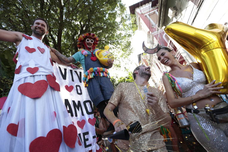 Foliões desfilam no bloco Céu na Terra durante o pré-Carnaval no Rio de Janeiro