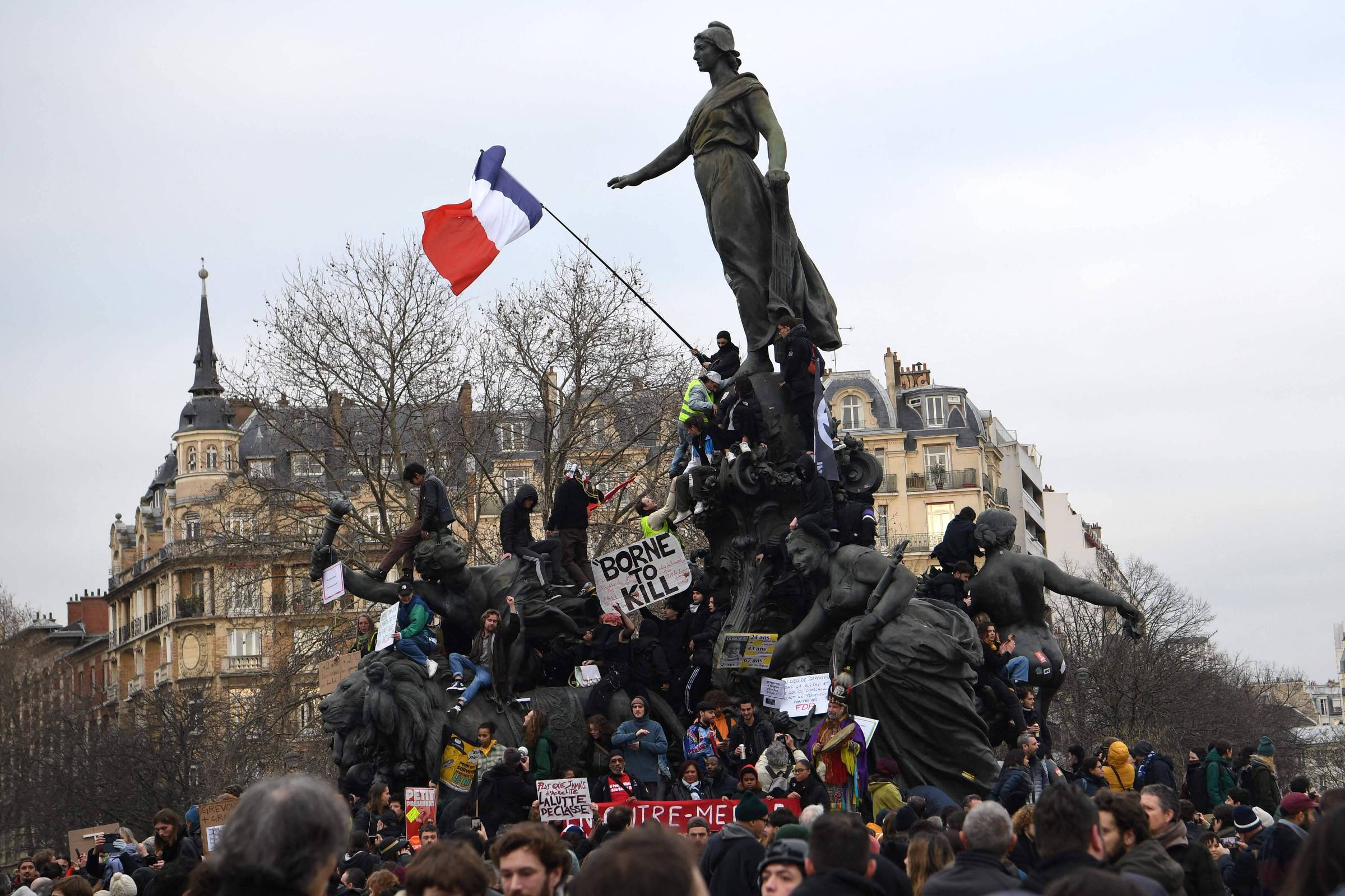 Carro policial é incendiado durante manifestação em Paris