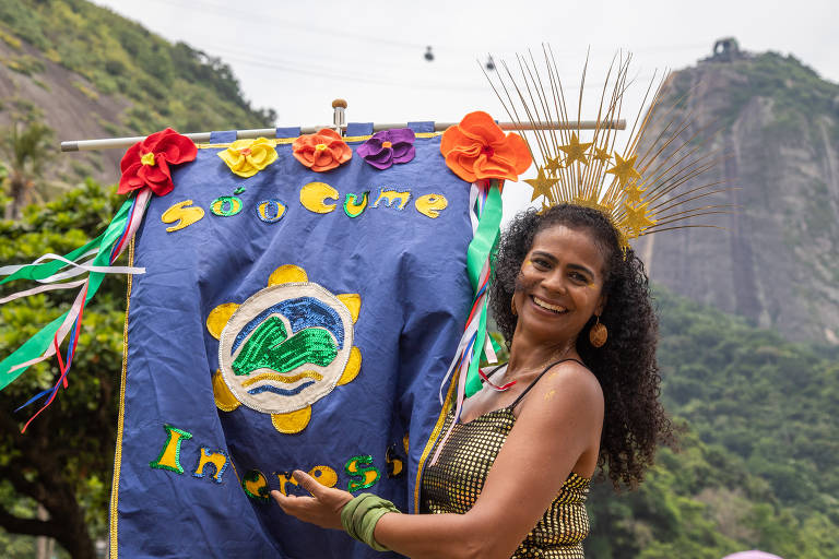 Foliões cariocas desfilam no bloco 'Só o Cume Interessa'