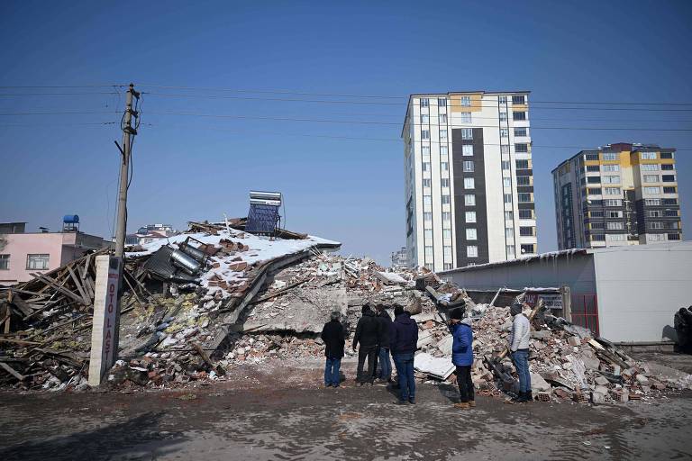 Turquia prende mais de cem acusados por colapso de prédios em terremoto