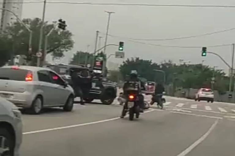 Momento em que policiais militares da Rota atiram contra os suspeitos de tentar roubar motociclistas