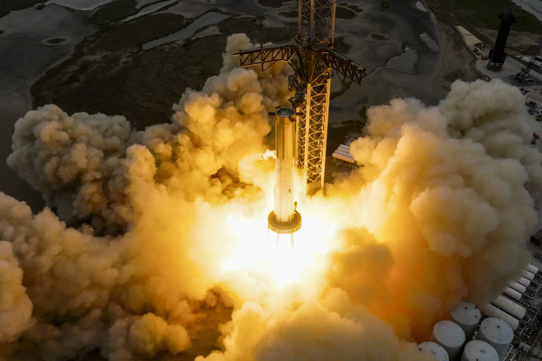 Disparo estático de 31 motores do Super Heavy B7 da SpaceX, primeiro estágio do veículo Starship